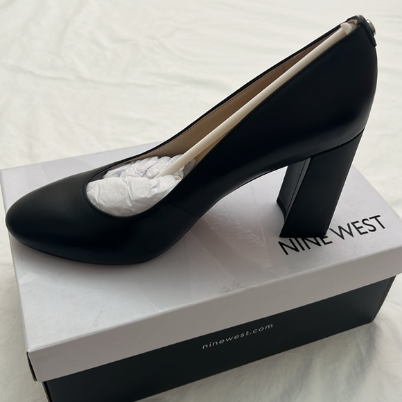Nine West Black Leather Pump - Picture 3 of 8